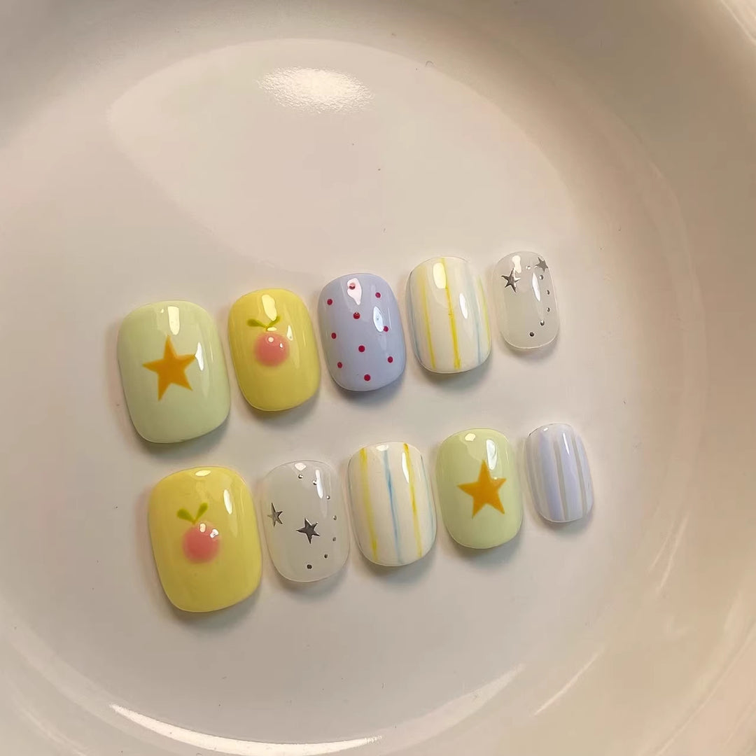 Künstlerisches Nagelset mit verspielten Designs