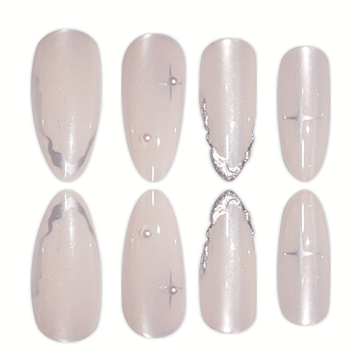 Elegante Press-On Nagelkunst mit floralen Akzenten Karnz