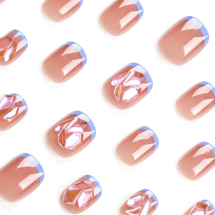Nagelkunst mit Glitzer- und 3D-Design Karnz