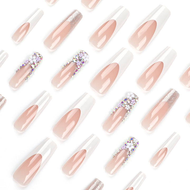 Kunstvolle Nagelverlängerungen mit Glitzer- und Blumendekor Karnz