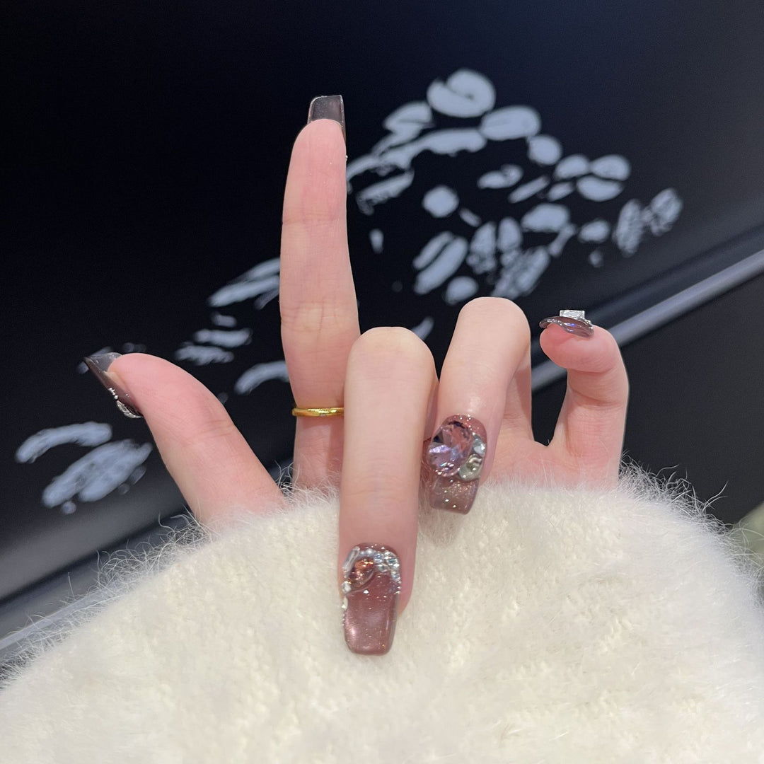 Dekoratives Press-On-Nageldesign mit Edelsteinakzenten Karnz