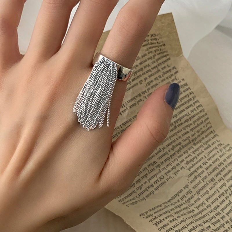 Stylischer Ring mit Filigranem Quastendesign Karnz
