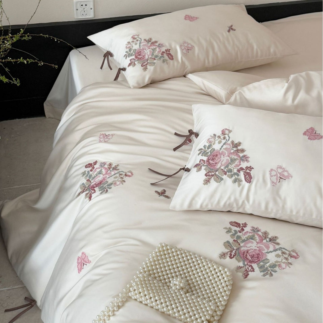 Feinsatin-Bettwäsche-Set mit floraler Stickerei, Bindebändern und feiner Steppstruktur Karnz