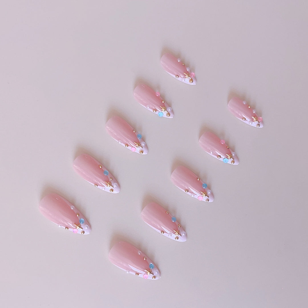 Kunstnagelset mit glamourösen 3D-Verzierungen und funkelnden Strass Karnz