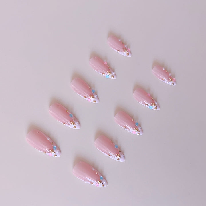 Kunstnagelset mit glamourösen 3D-Verzierungen und funkelnden Strass Karnz