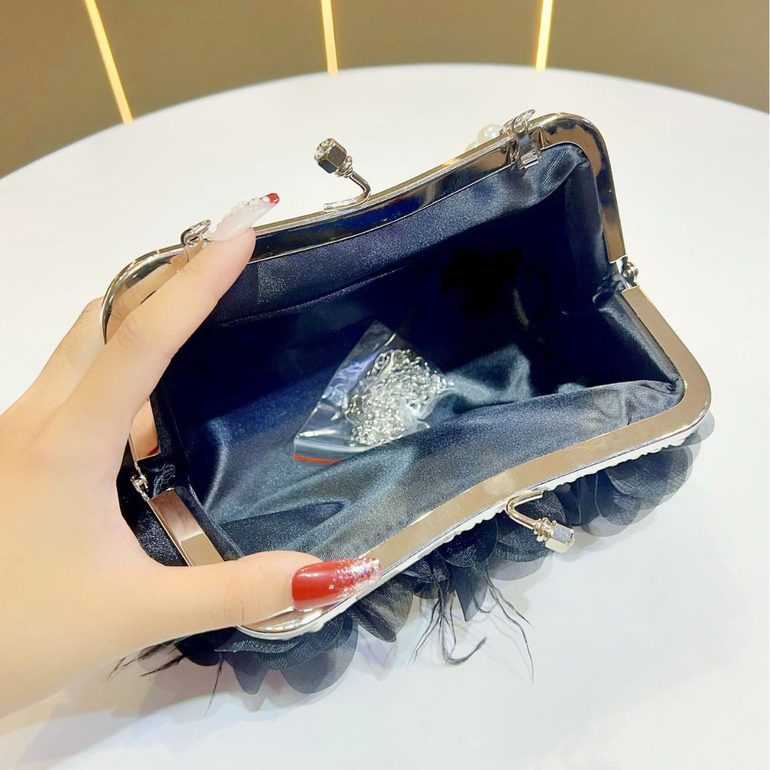 Blumig akzentuierte Abendtasche