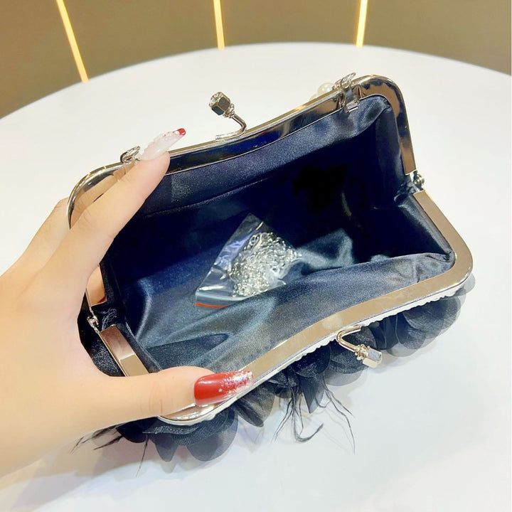 Blumig akzentuierte Abendtasche