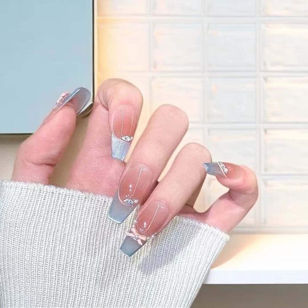 Dekorative Nagelkunstverlängerungen mit Strassakzenten