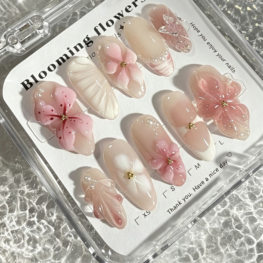 Kunstnagelset mit floralen Verzierungen und 3D-Akzenten Karnz