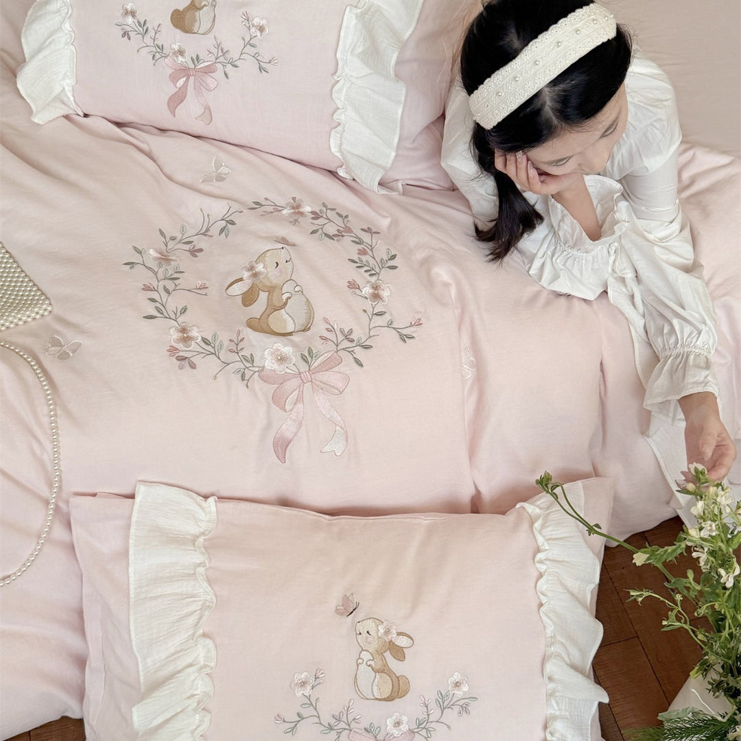 Cottagecore Rüsch Bestickte Baumwollbettbezug und Kissenbezug Set mit Hasenkranz-Motiv