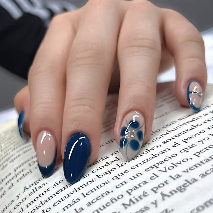 Kunstnagelset mit eleganten blauen und nude Farbakzenten Karnz