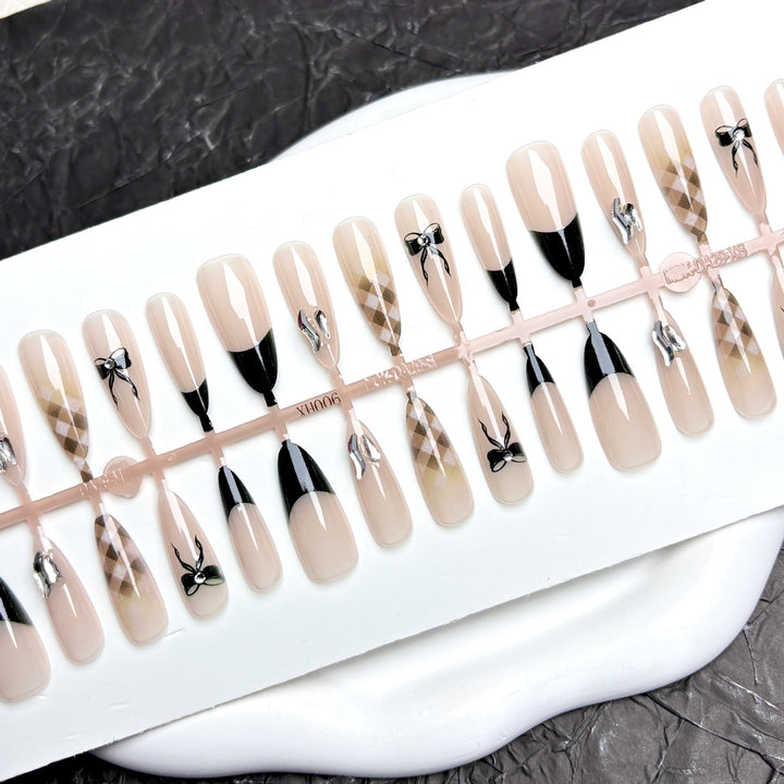 Dekoratives Press-On Nagelkunst-Set mit kreativem Schleifen- und Musterdruckdesign