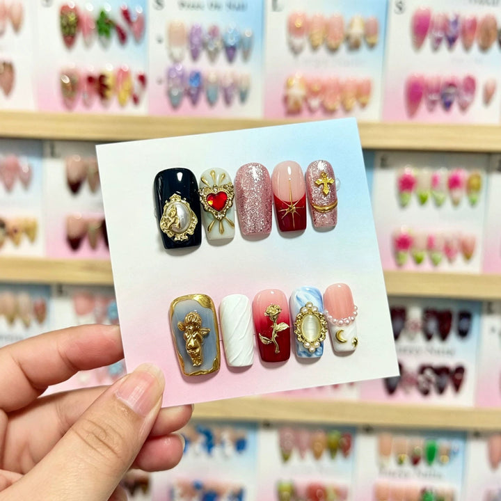 Kreatives Dekoratives Press-On Nagelset mit Charms und einzigartigen Designs
