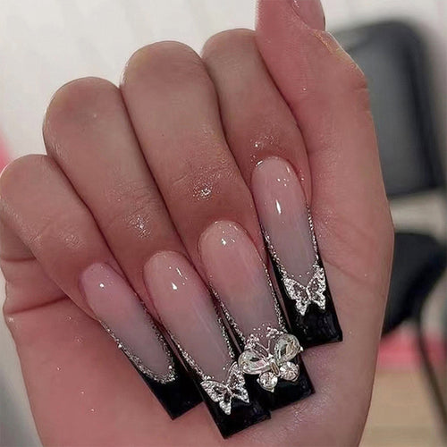 Glamouröse Kunstnägel mit Strass- und Schmetterlingselementen Karnz
