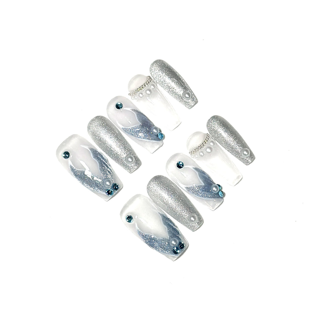 Glamouröses Press-On-Nail-Art-Set mit funkenspritzenden Akzenten und dekorativen Perlen