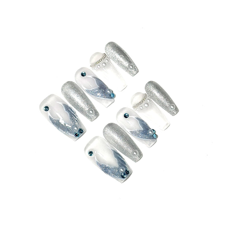 Glamouröses Press-On-Nail-Art-Set mit funkenspritzenden Akzenten und dekorativen Perlen