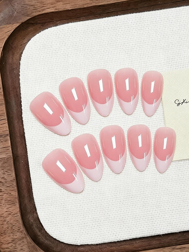 Elegante Kunstnägel mit französischem Design Karnz