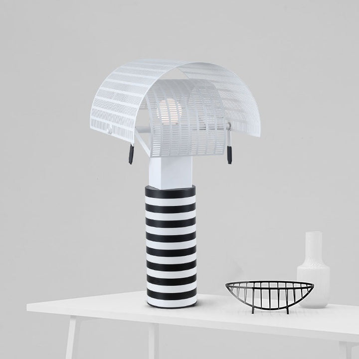 Moderne dekorative Tischlampe mit gestreiftem Fuß