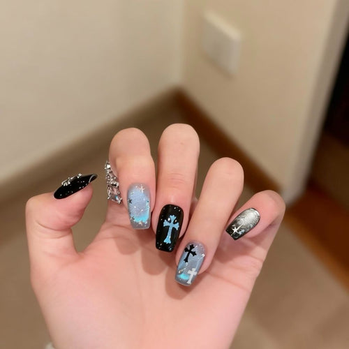 Künstlerische Press-On-Nagelkunst mit Kreuz- und Sternentwürfen