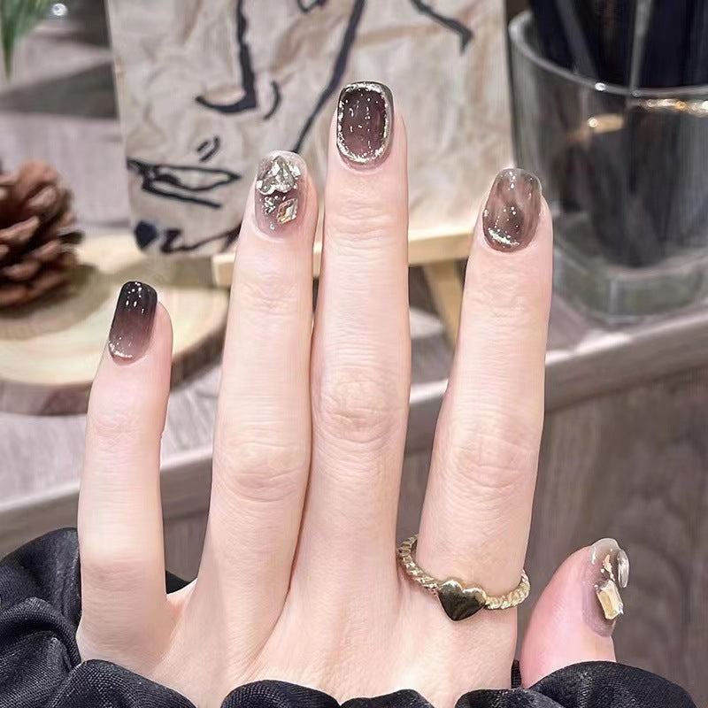 Glamouröse Nagelkunst mit Kristall-Akzenten Karnz