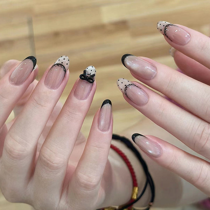 Elegantes Press-On-Nageldesign mit Strassakzenten Karnz