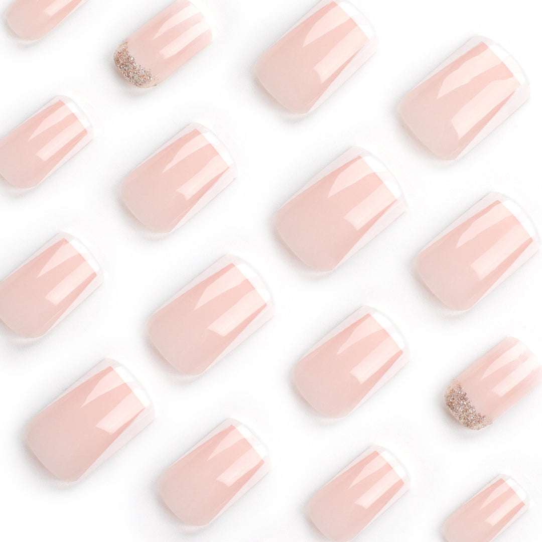 Kunstvolle Nagelverlängerungen mit französischem Design Karnz