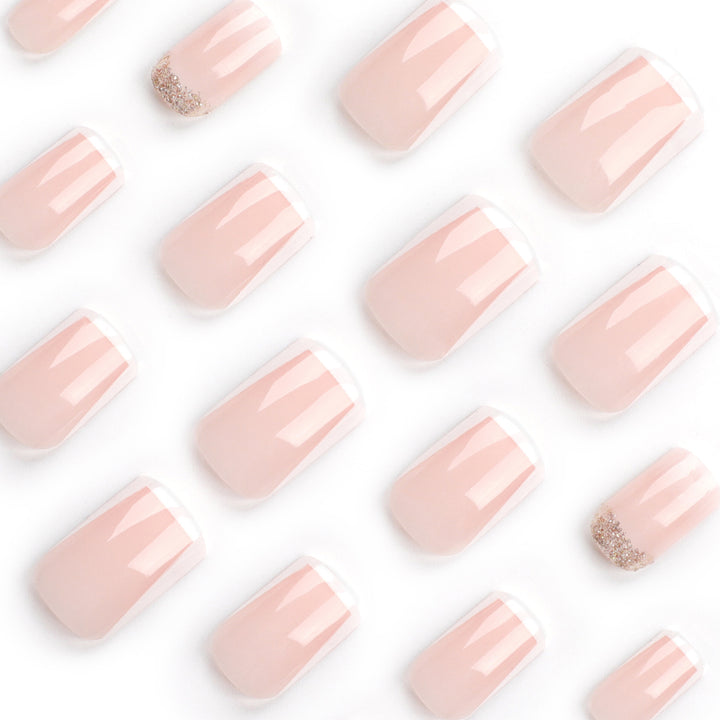 Kunstvolle Nagelverlängerungen mit französischem Design Karnz