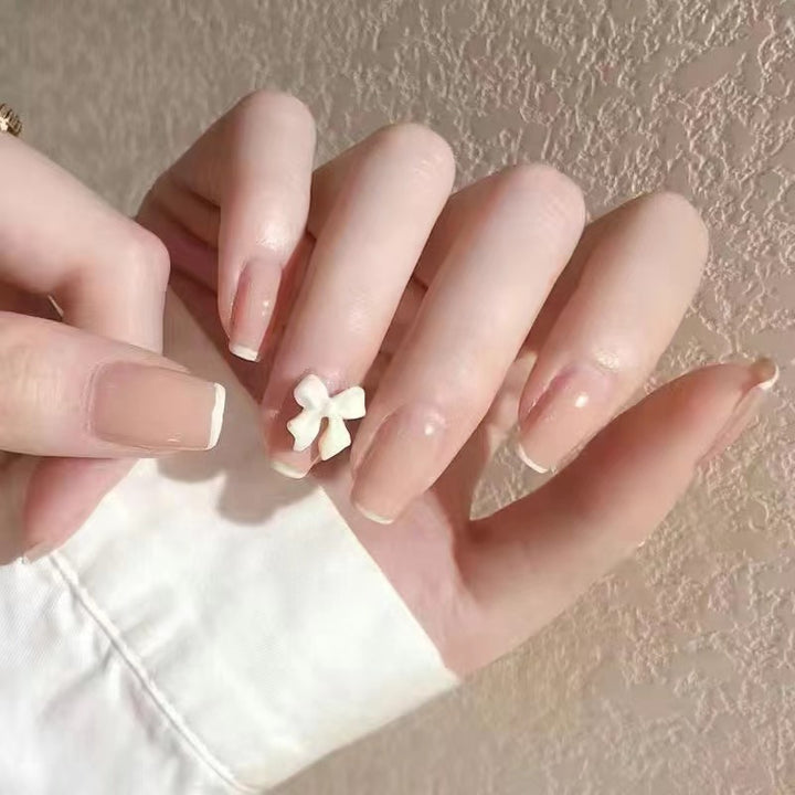 Elegante Kunstnägel mit floralen Akzenten Karnz