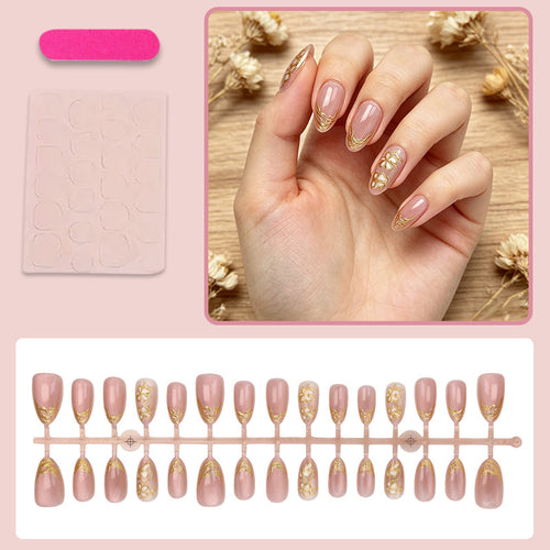 Kunstnagelset mit eleganten Blumendetails Karnz