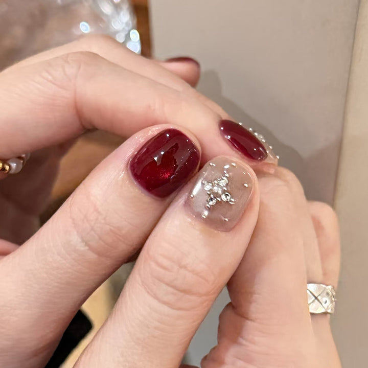 Elegantes dekoratives Nagelkunst-Set mit Juwelenakzenten Karnz
