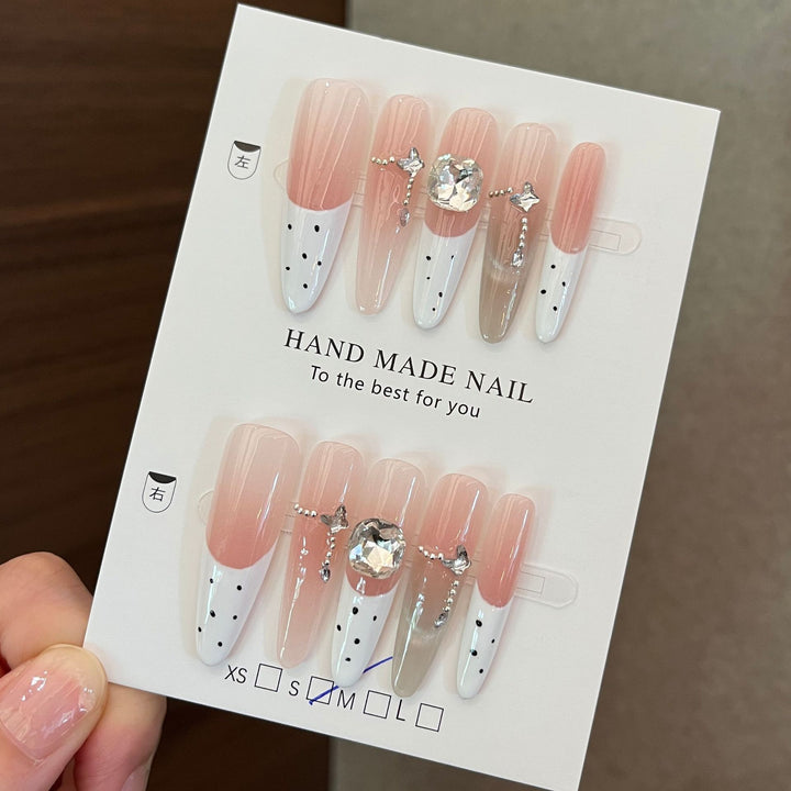 Elegantes handgefertigtes Press-On-Nagel-Set Karnz