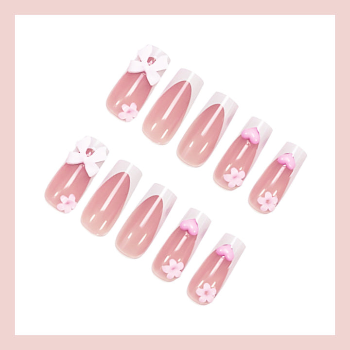 Kunstnagelset mit romantischen Blüten und eleganten Akzenten Karnz
