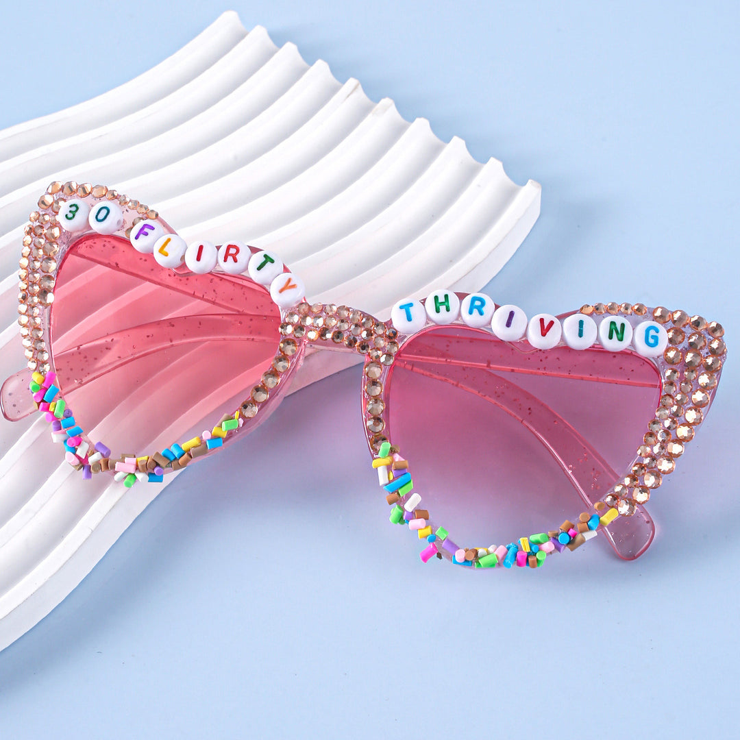 Damen Herzförmige Sonnenbrille mit außergewöhnlichem Dekor Karnz