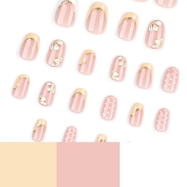 Kunstvolle Nagelverlängerungen mit floralem Design und eleganten Goldakzenten Karnz