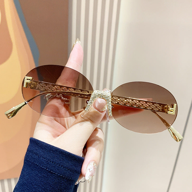 Damen Sonnenbrille mit glitzerndem Rahmen und ovalen Gläsern Karnz