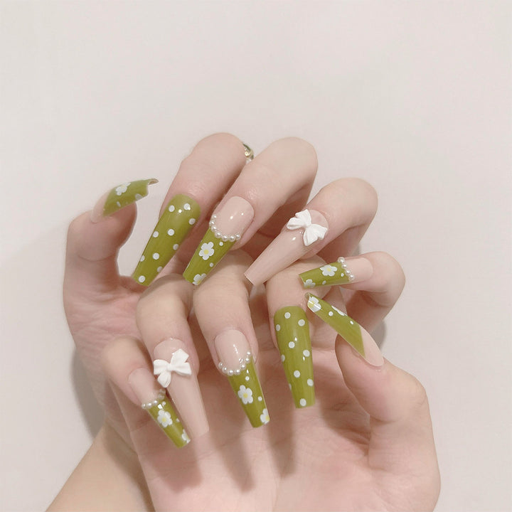 Kunstvolle Nagelverlängerungen mit zartem Blumendesign Karnz
