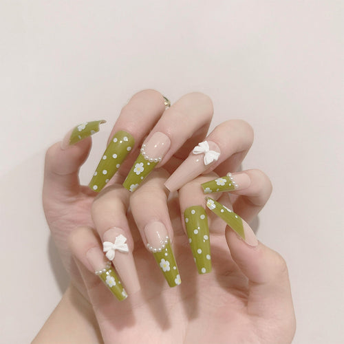 Kunstvolle Nagelverlängerungen mit zartem Blumendesign Karnz