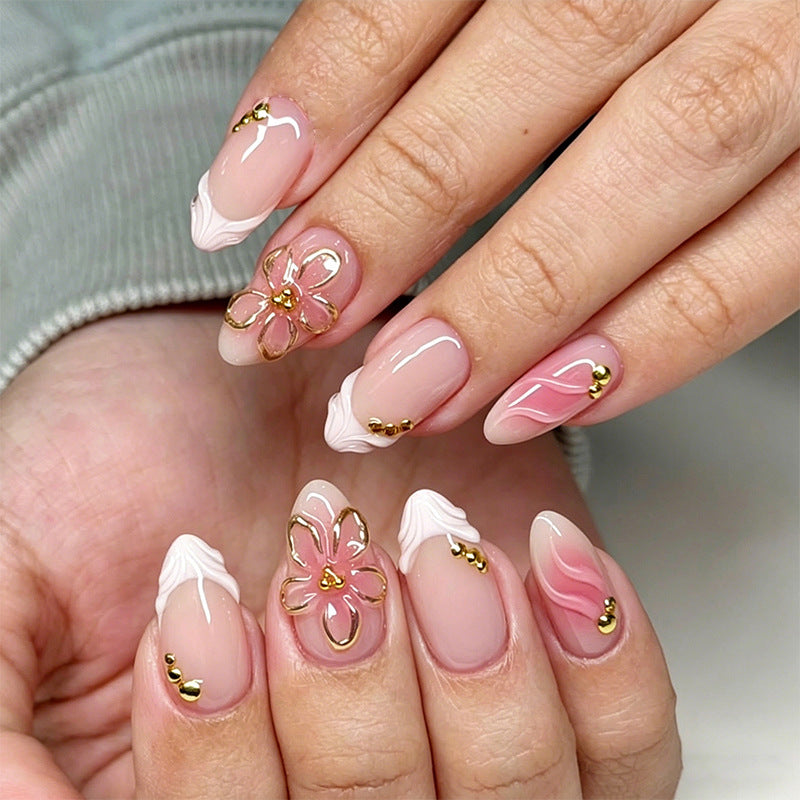 Kunstvolles Nagelset mit floralen Akzenten Karnz