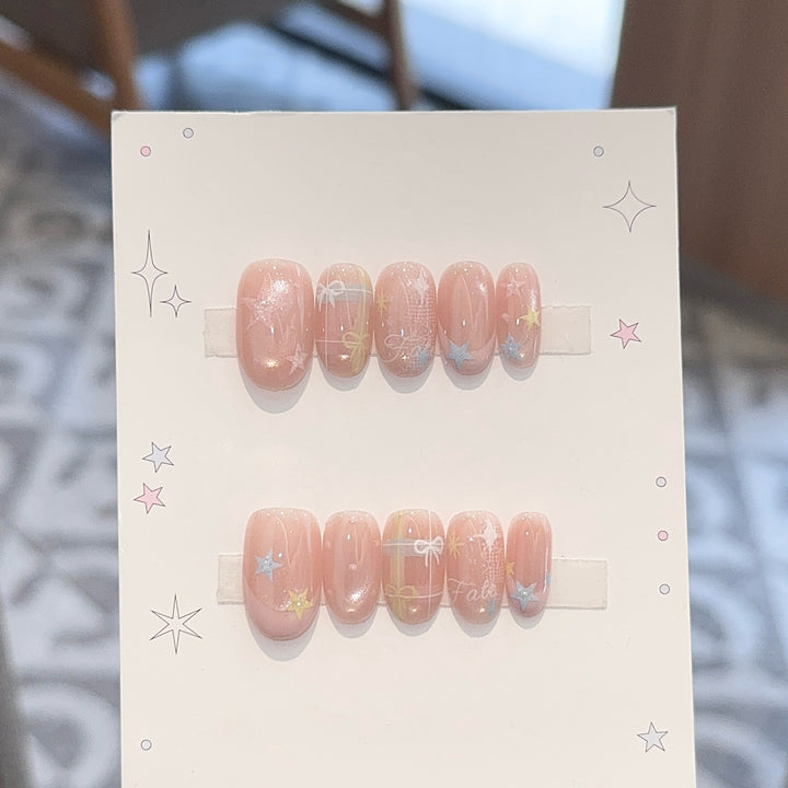 Kunstnägel mit Romantischen Sternen- und Glitzermotiven Karnz