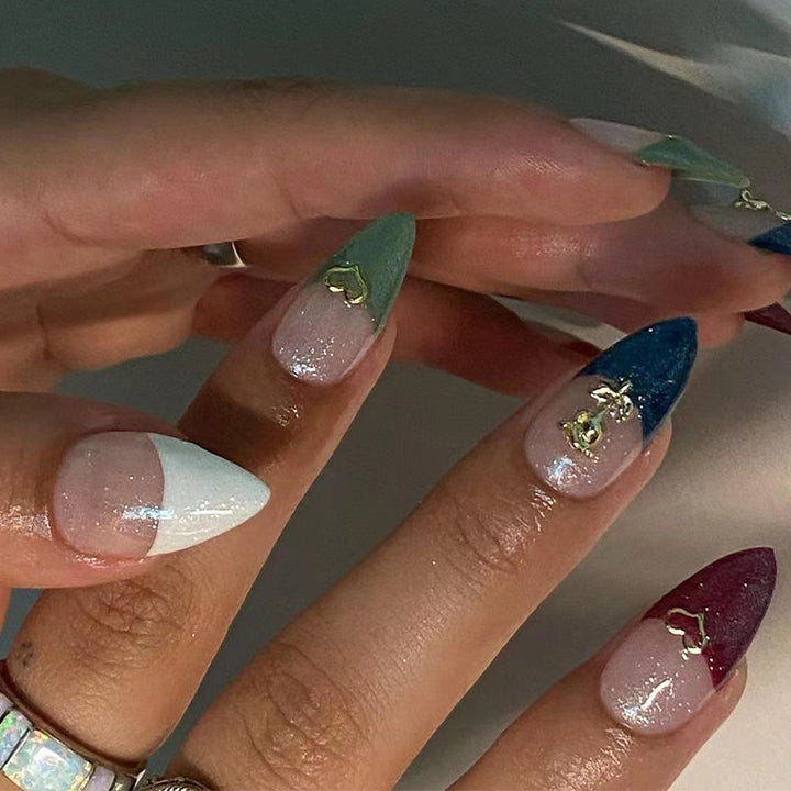 Kunstvolle Nagelspitzen mit Glamourösen Akzenten Karnz