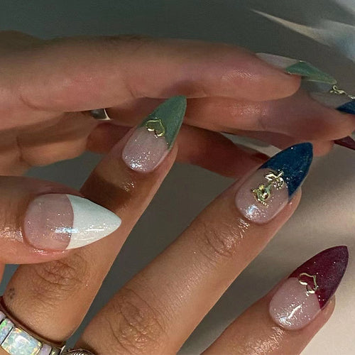 Kunstvolle Nagelspitzen mit Glamourösen Akzenten Karnz