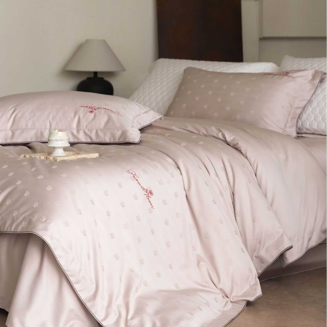 Luxuriöses Satin-Bettwäsche-Komplettset mit wattierter Überdecke und zarter Logo-Stickerei