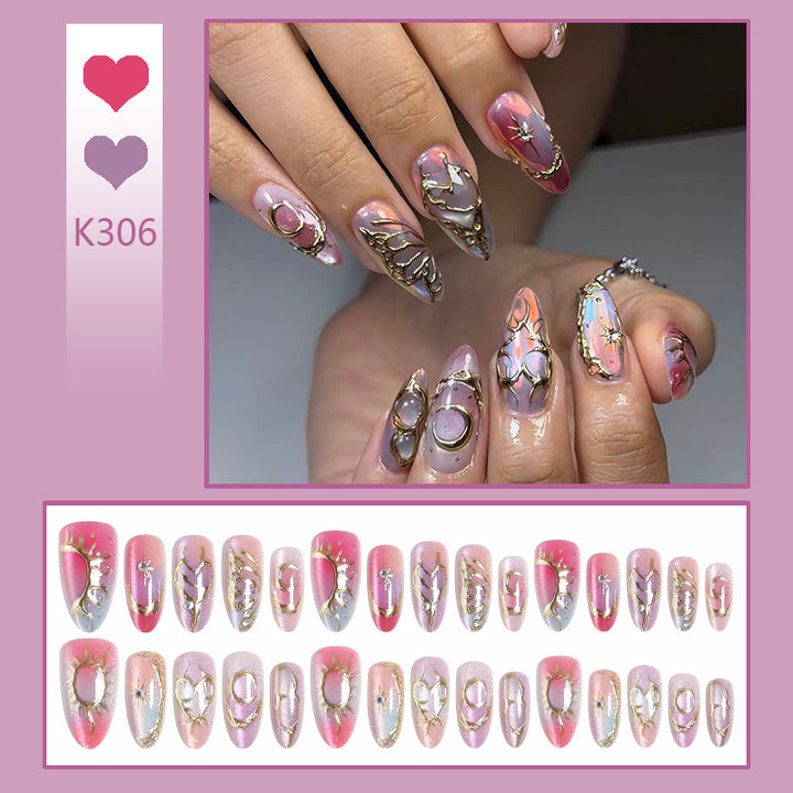 Kunstnagelset mit glamourösen 3D-Designs und eleganten Goldakzenten Karnz