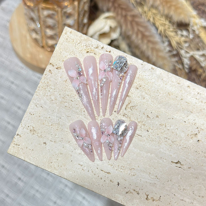 Künstlerisches dekoratives Stiletto Press-On Nagelset mit floralen Akzenten Karnz