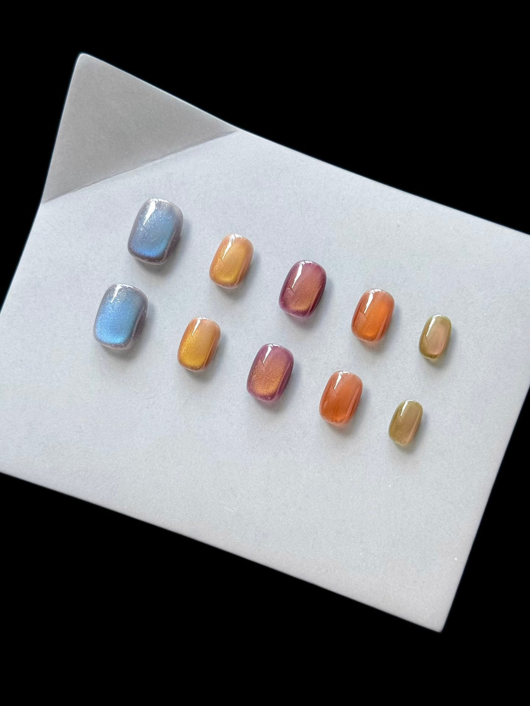 Künstlerisches Press-On Nagelset mit bunten Punktmustern