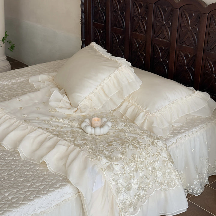 Elegante Satinbettgarnitur mit doppellagigem Chiffon‑Volant und floraler Reliefstickerei