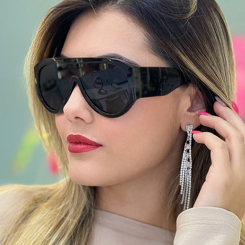 Damen modische Sichtschutz-Sonnenbrille mit breitem glamourösem Rahmen und UV-Schutz Karnz