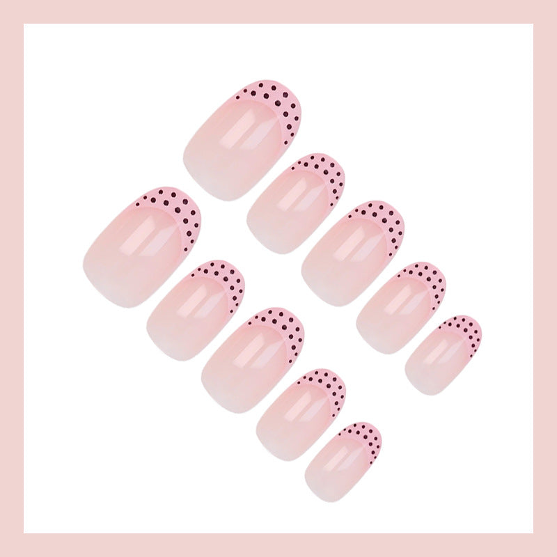 Kunstnagelset mit eleganten Spitzen und verspielten Punkten Karnz