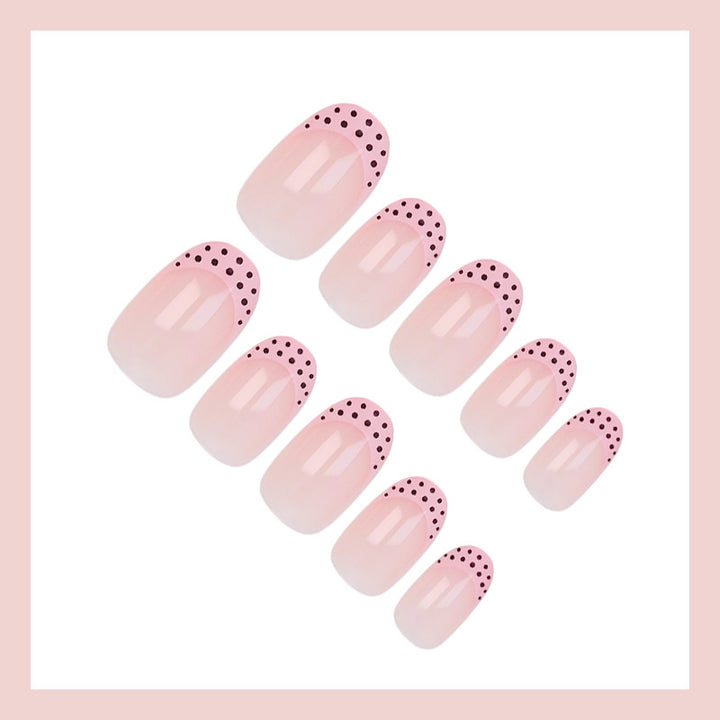 Kunstnagelset mit eleganten Spitzen und verspielten Punkten Karnz