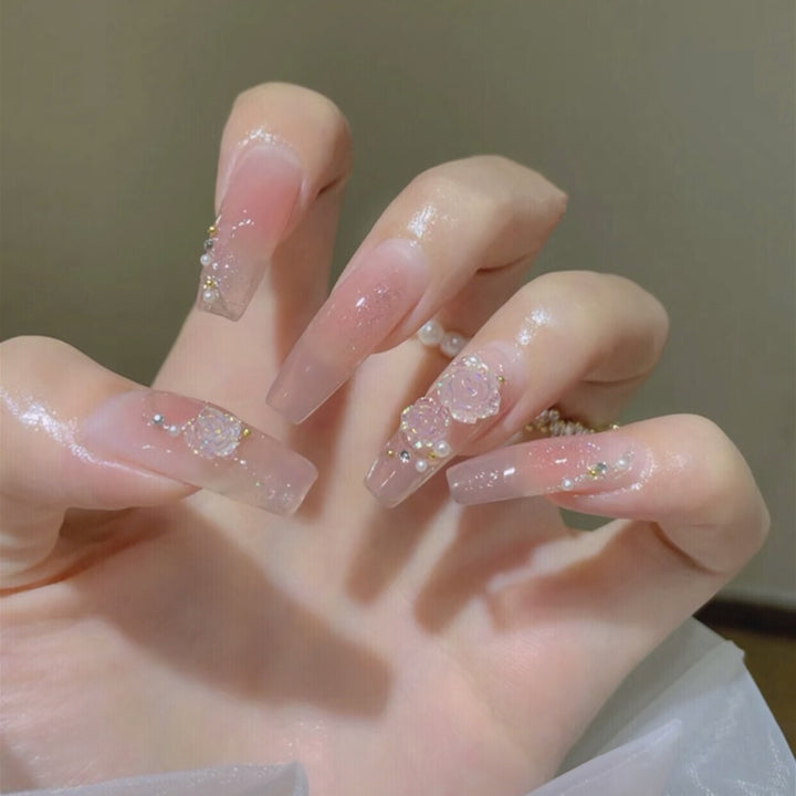 Dekoratives florales Press-On-Nagelkunst-Set Karnz